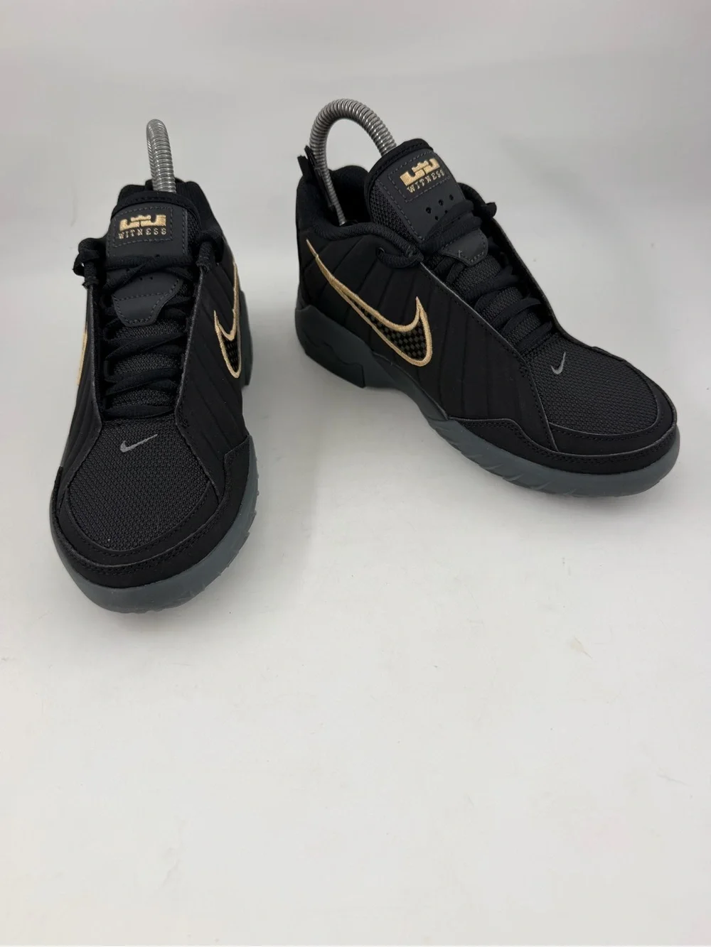Nike Kid’s LeBron Witness 9 GS -SZ 3 Y- Black Gold Basketball Shoes Sneaker